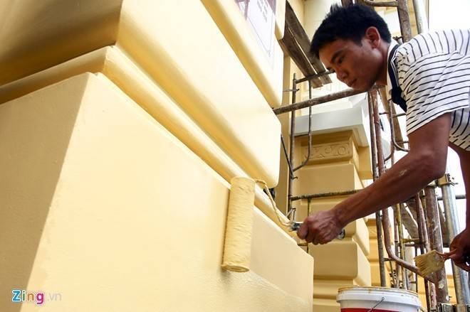 Công nhân cặm cụi sơn lại Nhà hát Lớn trở về màu cũ