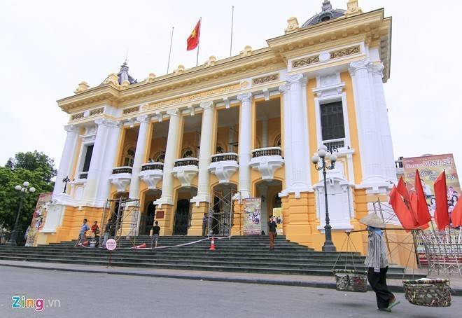 Công nhân cặm cụi sơn lại Nhà hát Lớn trở về màu cũ