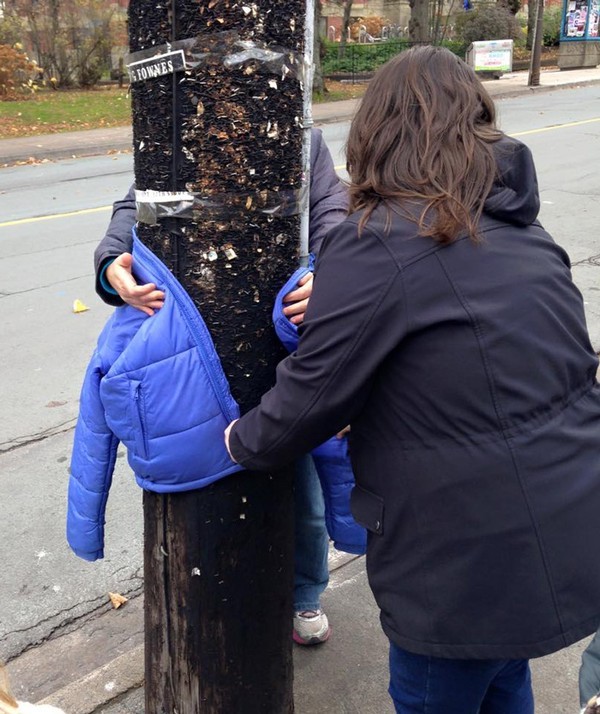 Món quà dành tặng người vô gia cư “được mặc” trên cột điện ở Canada