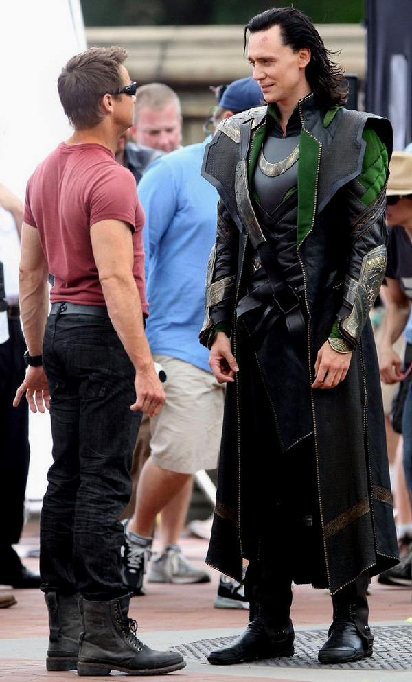 jeremy-renner-and-tom-hiddleston-on-set-in-the-avengers