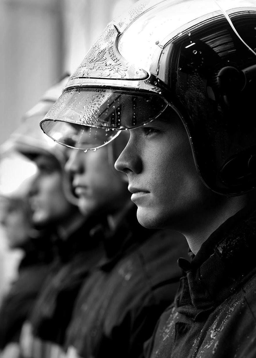 Một niềm tự hào ánh lên từ gương mặt những chàng lính cứu hỏa nước Pháp.
