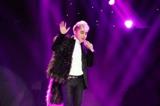 Ngoài cách diện fur coat ra thì cậu Tùng còn thích choàng khăn lông nữa.