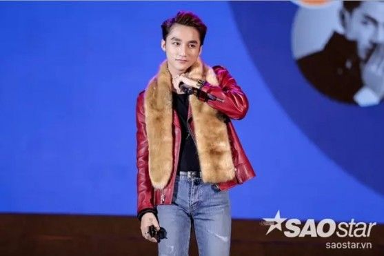 Moto jacket đỏ nổi bật đi cùng khăn fur màu da bò.