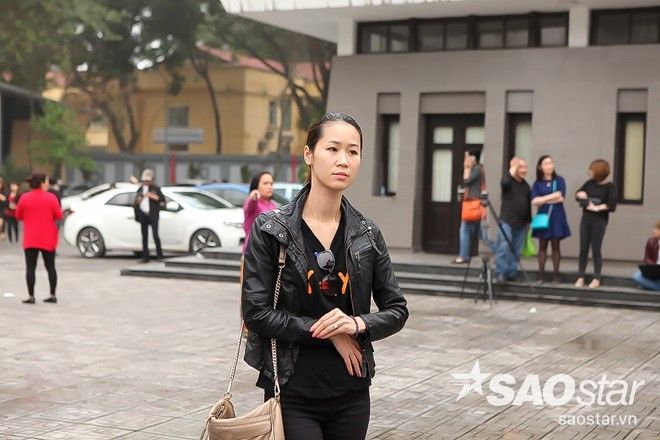 Hoa hậu - MC Dương Thùy Linh nghẹn ngào đến tiễn Trần Lập.