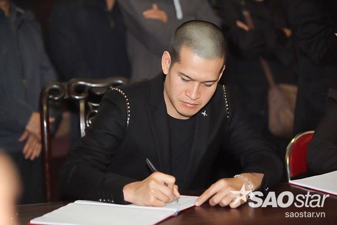 Đạo diễn Việt Tú dành thời gian viết những dòng tri ân người đồng nghiệp vào sổ tang.