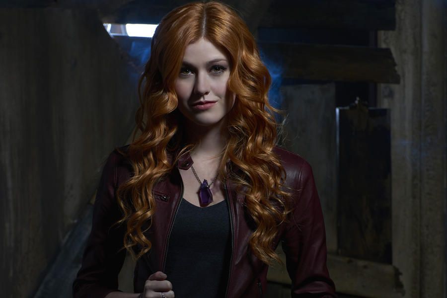 Nữ chính Clary (Katherine McNamara) có vẻ như không được lòng người xem như Lily Collins