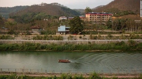 Bọn buôn người thường lợi dụng con sông ngăn cách biên giới Việt - Trung để đưa các thiếu nữ Việt Nam sang Trung Quốc. Ảnh: CNN