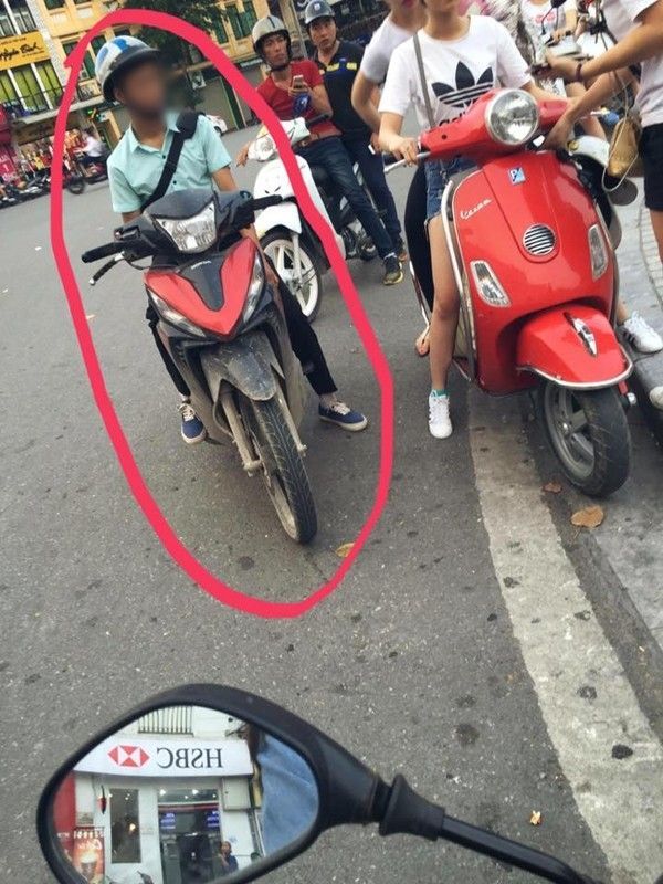 Thanh niên được cho là có hành động "tự s-ướng" giữa phố - Nguồn:Facebook