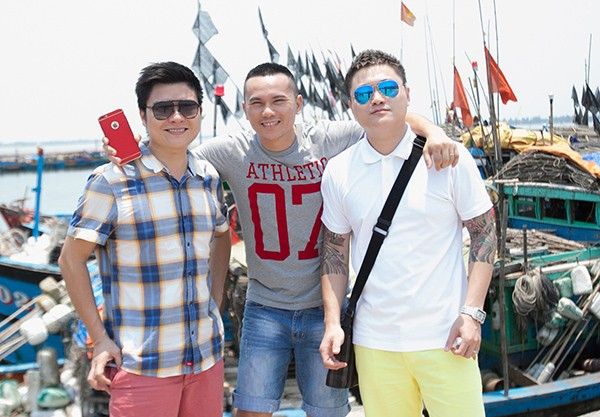 Sau khi kêu gọi quyên góp, tổng số tiền thu được hơn 300 triệu đồng, Tuấn Hưng cùng với nhạc sĩ Tú Dưa và ca sĩ Vũ Duy Khánh đã đến Hà Tĩnh trao tặng cho ngư dân.