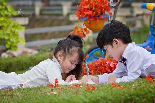Tuy nhiên, bộ ảnh "kỷ yếu mẫu giáo" của Phương Ly có lẽ là "độc nhất vô nhị".