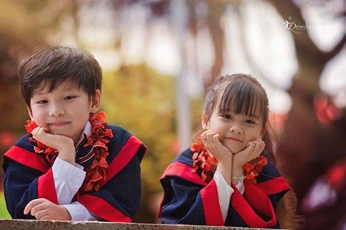 Mới đây, Phương Ly kết thúc năm học mẫu giáo cuối cùng để chuẩn bị cắp sách đến trường, bước vào quãng đời học sinh tiểu học, chị Bích Phương - mẹ của Phương Ly thực hiện một bộ ảnh kỷ niệm cho con gái.