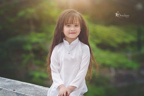 Trước khi chụp, mẹ Phương Ly có trang điểm nhẹ cho cô bé.