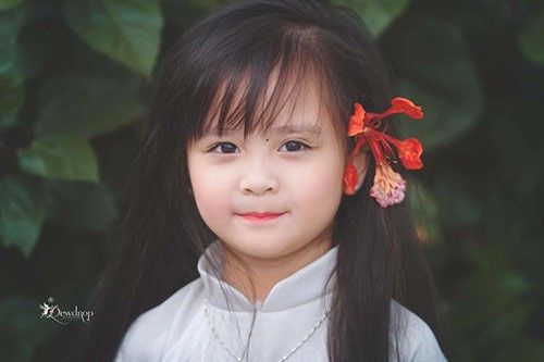 Cô bé 6 tuổi rất biết cách tạo dáng