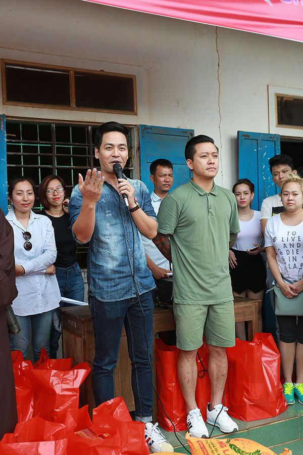 Tuấn Hưng và MC Phan Anh đã rất cảm thông khi trực tiếp gặp gỡ lắng nghe hoàn cảnh khó khăn của bà con ngư dân trong thôn.