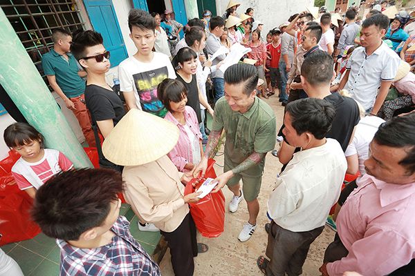 Toàn bộ 518 hộ gia đình trong thôn đều nhận được cứu trợ từ quỹ từ thiện của ca sĩ Tuấn Hưng bao gồm gạo, mỳ, dầu ăn, sữa và số tiền nhỏ để khắc phục đời sống gia đình.