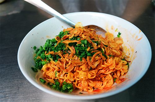 Mì cay phải ăn với muối ớt mới đúng điệu!