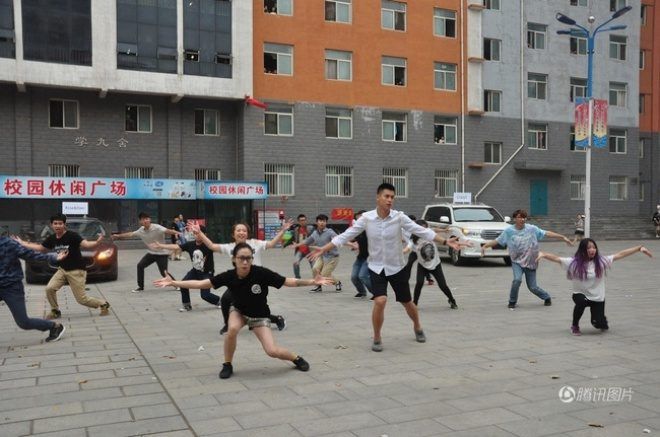 Chàng trai nhanh chóng gia nhập nhóm nhảy của các bạn trẻ dưới sân trường.