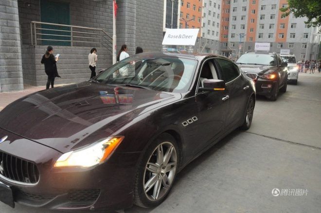 Dẫn đầu đoàn xe là chiếc Maserati đắt tiền.