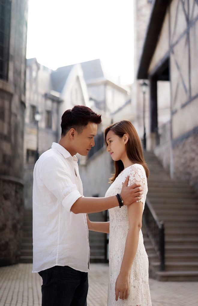 Lã Thanh Huyền và Hồng Đăng thực hiện cảnh hôn tại Đà Nẵng.