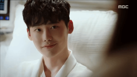 Nụ cười nhếch mép thương hiệu Lee Jong Suk