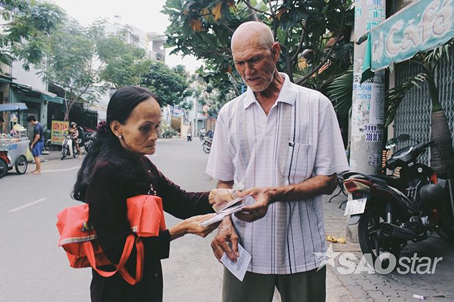 Vợ Việt bán vé số sống với ông Tây lai tại căn nhà chật hẹp ở Saigon.