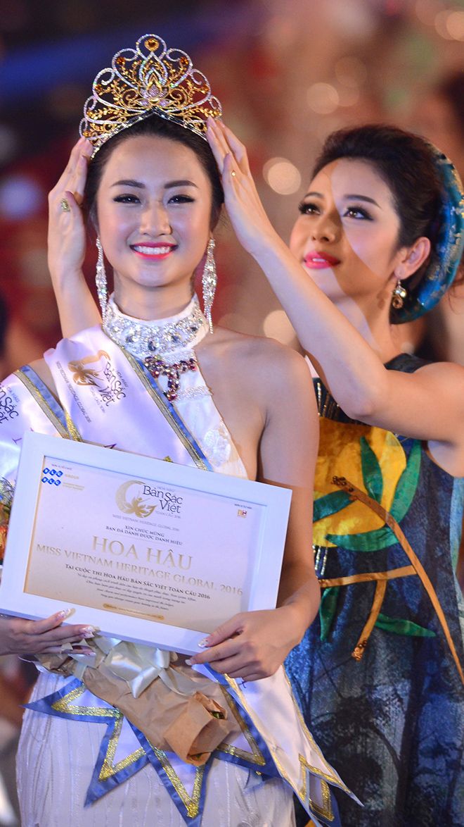 Giây phút đăng quang của Hoa hậu Bản sắc Việt toàn cầu - Trần Thị Thu Ngân.