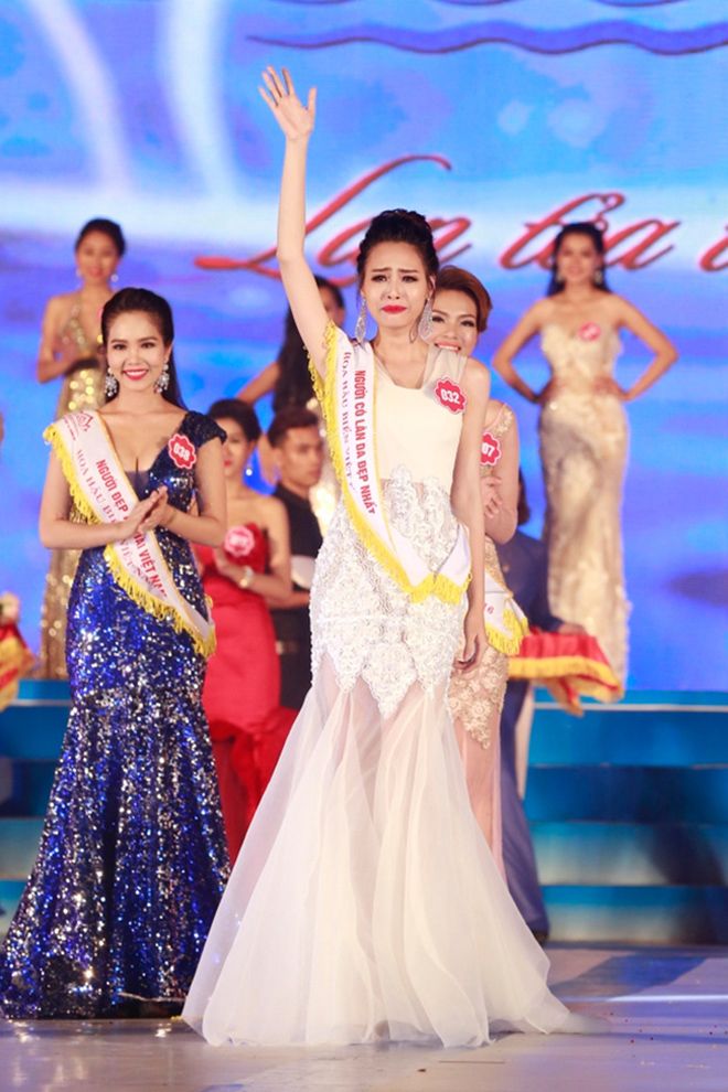 Phạm Thùy Trang xúc động nghẹn ngào khi đăng quang Hoa hậu Biển Việt Nam 2016.