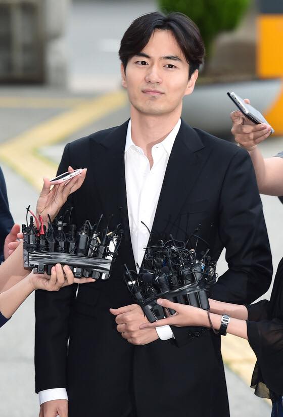 Khi có mặt tại đồn cảnh sát để nhận thẩm vấn về vụ cưỡng dâm, Lee Jin Wook vẫn vô cùng bảnh bao với nụ cười trên môi. Dễ dàng nhận thấy nam diễn viên không hề lo lắng trước vụ kiện cáo này.