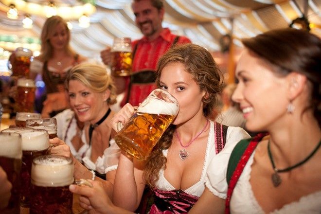 Đức: Mùa thu, Đức đón du khách với Oktoberfest, lễ hội bia lớn nhất thế giới tại thành phố Munich (Đức). Các địa danh như Frankfurt, Berlin, Cologne... cũng là điểm hấp dẫn trong thời gian này. Ảnh: Oktoberfestgirls.