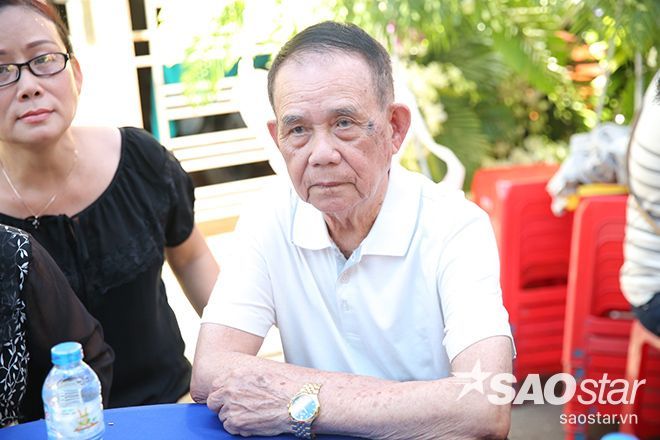 Bố Minh Thuận vẫn lặng lẽ đi ra ngoài cảm ơn mọi người đã tới chia buồn với gia đình.