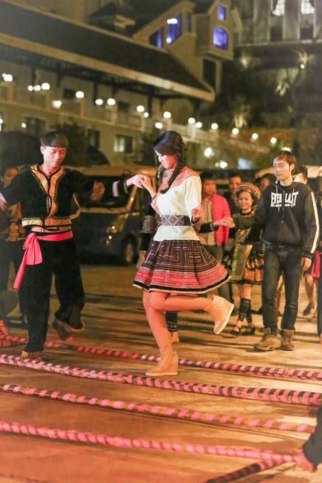 Tân Hoa hậu Việt Nam thích thú khi được nhảy sạp.