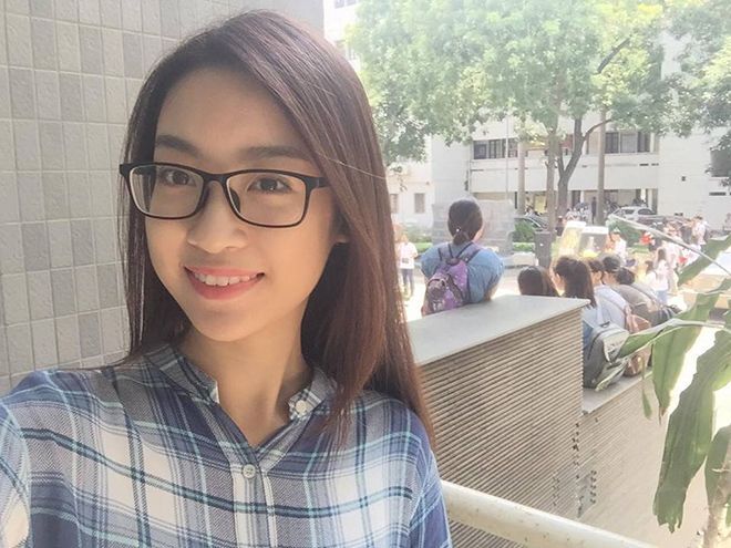 Không ít người giật mình khi bắt gặp một Hoa hậu Việt Nam 2016 giản dị khi đi học.