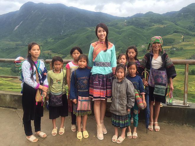 Mỹ Linh còn ghi điểm trong lòng công chúng với vẻ ngoại giản dị khi tham gia một chuyến đi từ thiện ở Sapa.
