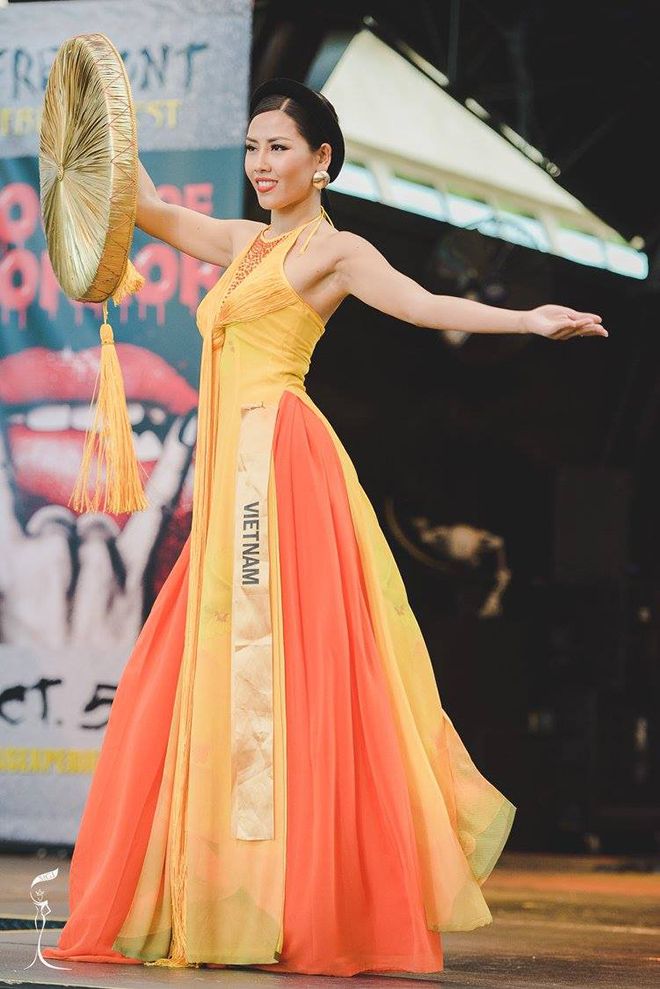 Nguyễn Thị Loan tỏa sáng tại phần thi trang phục dân tộc Hoa hậu Hòa Bình Quốc tế 2016.