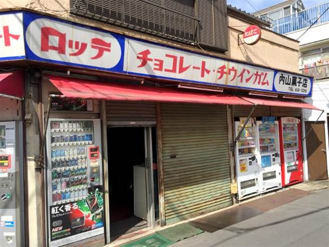 Cửa hàng cũ với cánh cửa rỉ sét, yên bình, nằm ở thủ đô hiện đại, nhộn nhịp và hối hả Tokyo