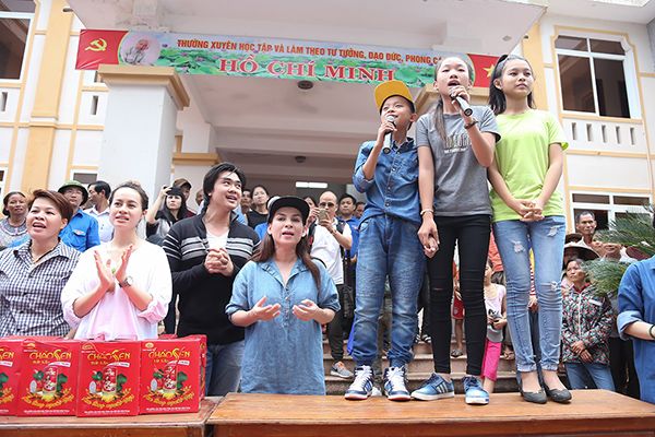 Hồ Văn Cường, Phạm Thiêng Ngân và Phạm Tuyết Nhung còn nhiệt tình hát tặng bà con.