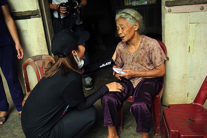 Các nghệ sĩ còn đi đến từng hộ gia đình khó khăn nhất ở Đồng Hới để trao quà cứu trợ.