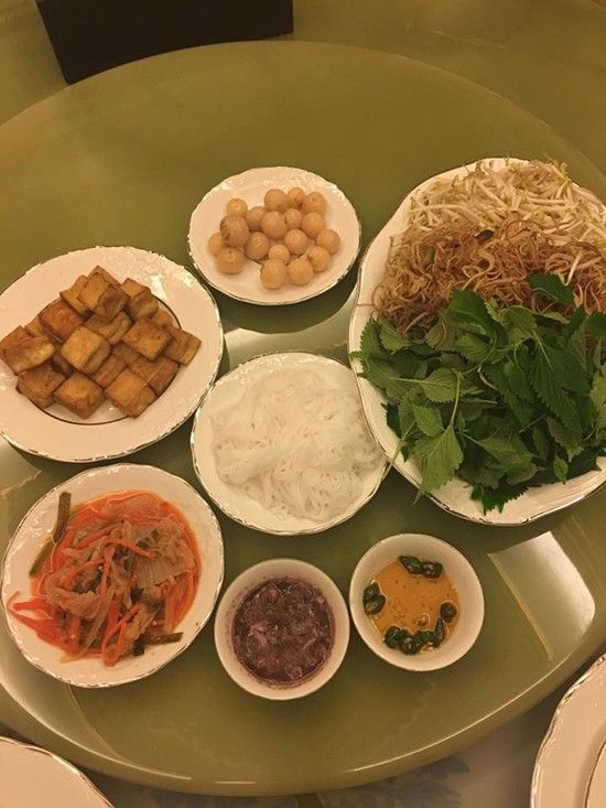 Đi công tác nước ngoài về, Lý Nhã Kỳ chỉ cần xuất bún đậu nhà làm là đủ.