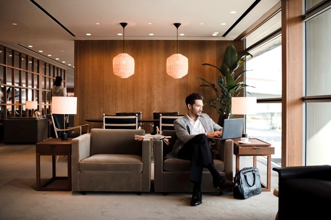 2. Cathay Pacific (Hong Kong): Hành khách khoang hạng nhất của hãng Cathay Pacific có thể chọn 2 phòng chờ, gồm The Pier và The Wing. The Pier được xây dựng mới với thiết kế ấm cúng, nhà hàng phục vụ ẩm thực Á - Âu và phòng thư giãn với tầm nhìn tuyệt đẹp ra ngoài đường băng… Ảnh: Loungebuddy.
