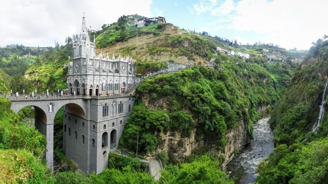 Las Lajas Sanctuary, Colombia Nhà thờ Las Lajas nằm ở hẻm núi thuộc biên giới Colombia và Ecuador. Công trình xây theo phong cách kiến trúc tân Gothic, bên trong được trang hoàng rất tráng lệ. Phía dưới nhà thờ khoảng 45 m là một dòng sông, những con suối và rất nhiều đá.