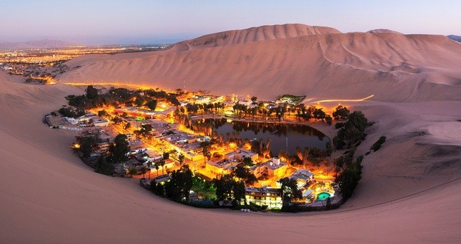 Huacachina, Peru Huacachina là một thị trấn nằm ở ốc đảo giữa sa mạc rộng lớn. Di chuyển từ thủ đô Lima tới đây khoảng 5 tiếng. Dân số thị trấn chỉ khoảng 200 người, vì vậy bạn có thể tận hưởng cuộc sống tách biệt với thế giới bên ngoài.