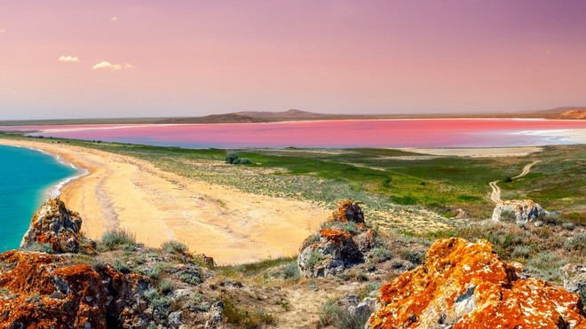 Lake Hillier, Australia Hãy tưởng tượng về những bãi biển được bao bọc bởi rừng bạch đàn cạnh hồ nước có màu hồng nhất trên thế giới. Hillier là hồ nằm ở đảo Giữa, (Middle Island), thuộc miền tây nam Australia. Cách duy nhất để du khách tới đây là đi máy bay. Hồ được phát hiện vào năm 1802, nước của nó giữ được màu hồng quanh năm. Mọi người cho rằng, lý do là tảo, rong biển và các vi sinh vật nhưng các nghiên cứu khoa học không khẳng định được điều này. Vì thế vẫn chưa ai biết tại sao nước hồ màu luôn hồng.