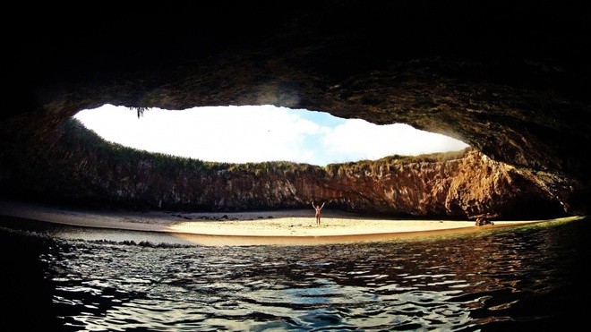 Playa de Amor, đảo Marieta, Mexico Nơi đây còn được gọi là "bãi biển ẩn mình" (Hidden Beach) với nguồn nước trong và rất nhiều chim làm tổ xung quanh. Chỉ có cách đi thuyền mới tới được thiên đường biển này, sau khi đi xuyên các hang động bạn sẽ khám phá ra một bãi biển đẹp đến ngỡ ngàng nằm sâu bên trong hòn đảo.
