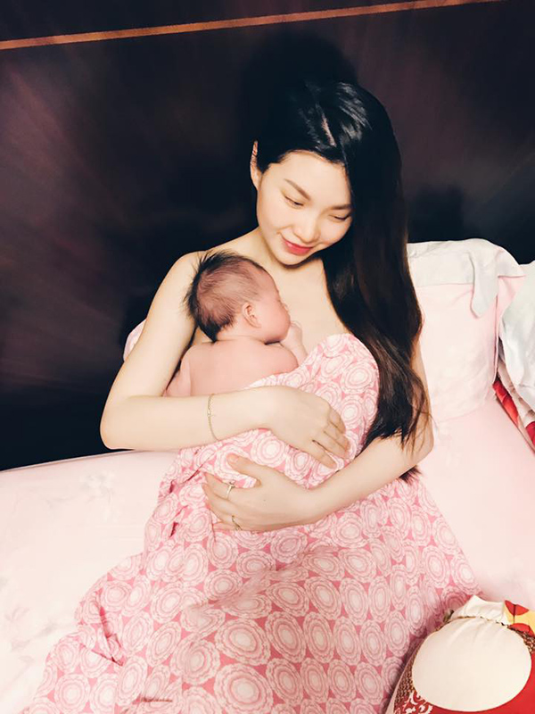 Á hậu Diễm Trang khoe con gái vừa mới sinh.