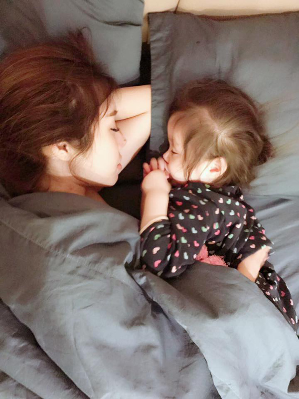 Khoảnh khắc ngủ đáng yêu của Cadie Mộc Trà và mẹ Elly Trần.