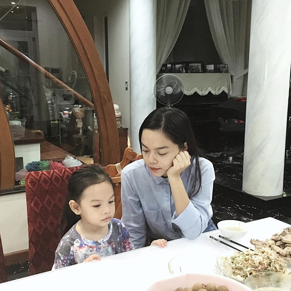 Với Phạm Quỳnh Anh, không có gì hạnh phúc hơn khi mỗi tối được ngồi ăn cùng con gái.