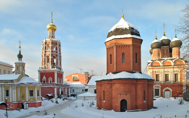 Tu viện Vysokopetrovsky chỉ cách Quảng Trường Đỏ khoảng 1,5km. Tu viện nằm trên đường Petrovka ở Moscow và nhiều khả năng được xây dựng bởi Thánh Peter vào năm 1315.(ảnh: Lori/Legion-Media).