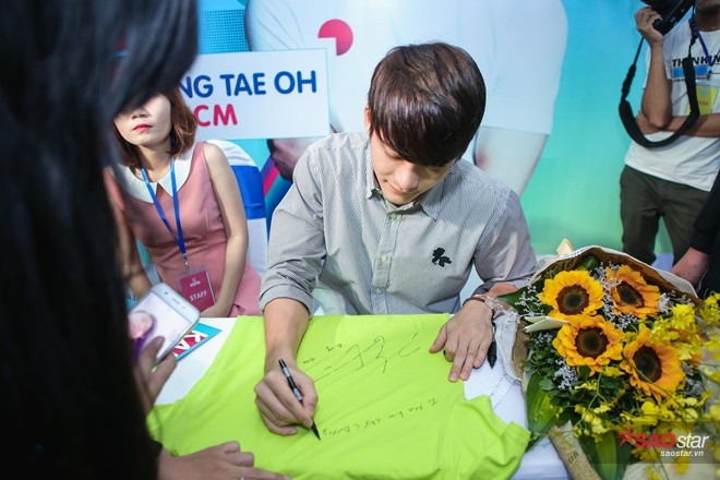 Một số fan còn mang những vật dụng cá nhân như áo, sổ,... để xin chữ ký của Kang Tae Oh.