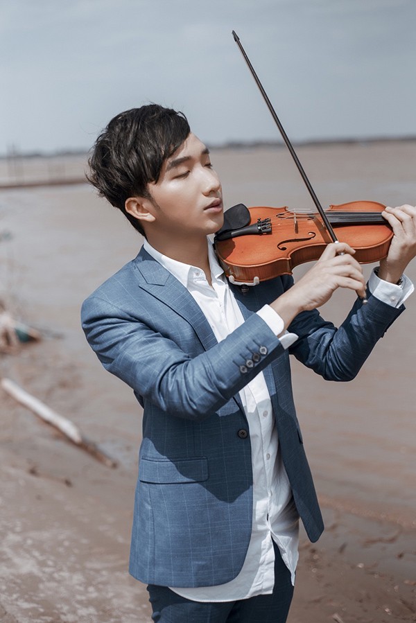 Vào tháng 12 sắp tới, Hoàng Rob sẽ đồng thời công bố CD và Live Concert Hừng Đông, nằm trong dự án cùng tên. Đây được coi là một trong những dự án âm nhạc thú vị của năm 2016, đồng thời là dự án violin với Album và Live Concert của một nghệ sĩ violin độc lập đầu tiên tại Việt Nam.