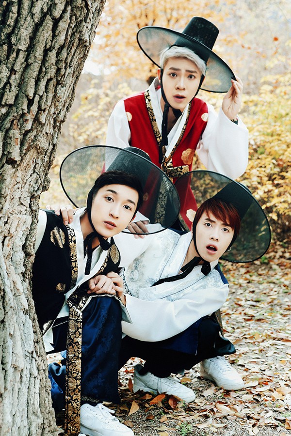 Nhìn 3 chàng trai giống như những hoàng tử đáng yêu trong phim cổ trang của Hàn Quốc.